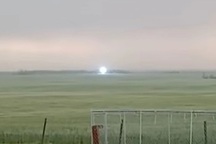 Quả cầu phát sáng bí ẩn được ghi lại sau cơn giông