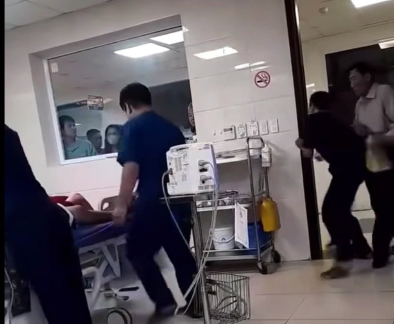 Đang cấp cứu bé gái sốc phản vệ, bác sĩ bị người nhà đạp vào bụng - 1