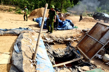 Phá hủy nhiều phương tiện khai thác vàng trái phép ở mỏ Bồng Miêu