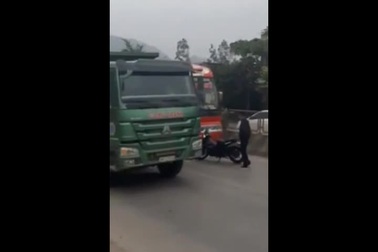 Hai thanh niên đập vỡ kính, truy đuổi xe khách hàng chục km