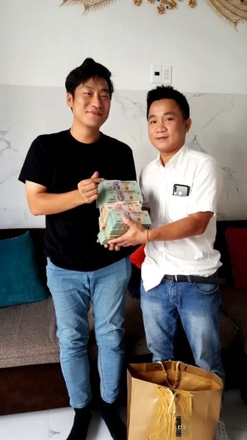 Khen thưởng người cất hộ 1,6 tỉ đồng du khách bỏ quên trong ô tô - 1 Khen thưởng người cất hộ 1,6 tỉ đồng du khách bỏ quên trong ô tô - 1