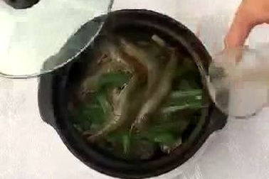 Đồ ăn xông hơi bằng đá núi lửa, nhà hàng chật cứng vì khách hiếu kì