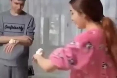 Cô gái gặp sự cố hài hước khi trình diễn "ăn bánh kem"