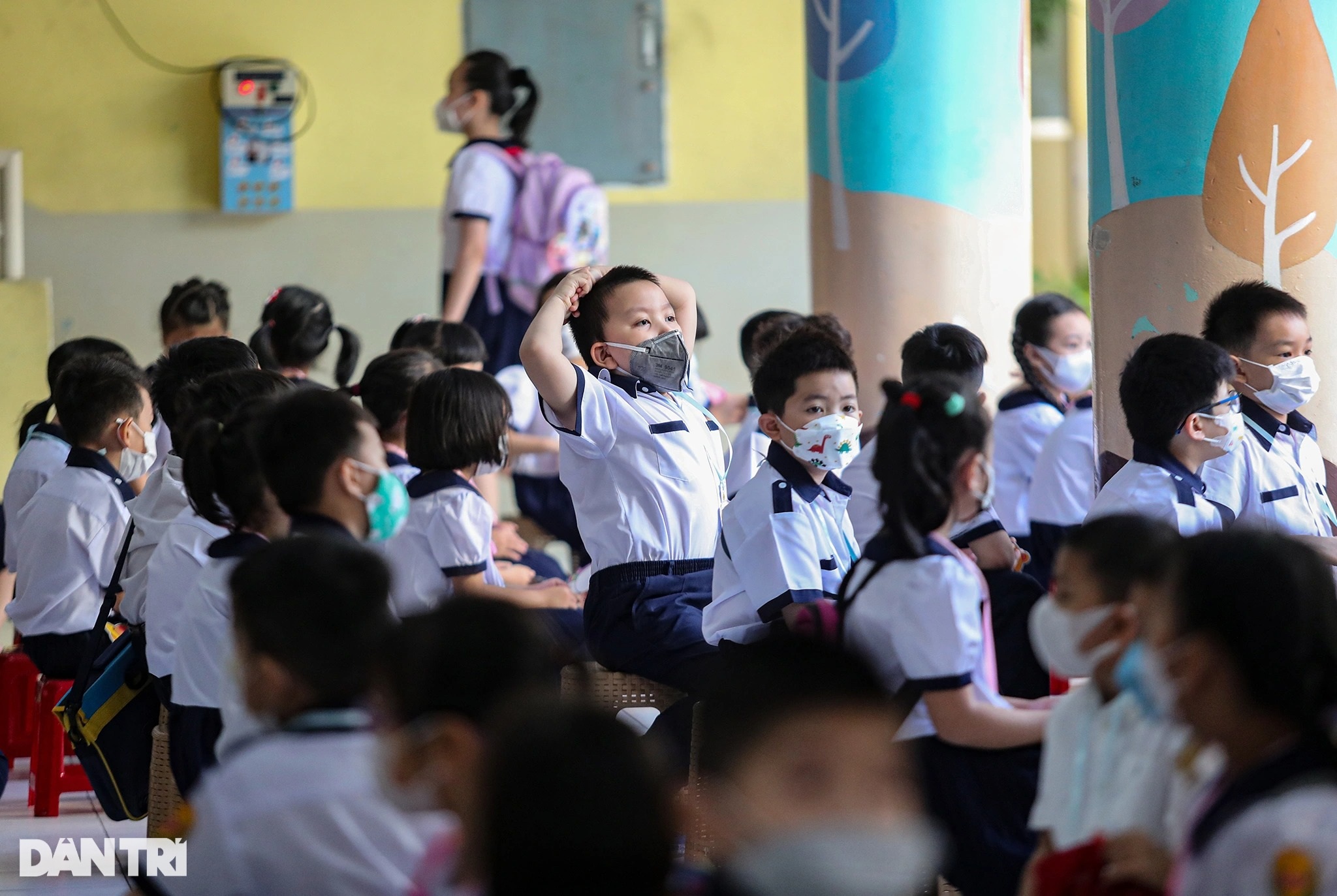 Học sinh ở TPHCM bật khóc trong ngày đầu tới trường sau 9 tháng học online - 14 Học sinh ở TPHCM bật khóc trong ngày đầu tới trường sau 9 tháng học online - 14