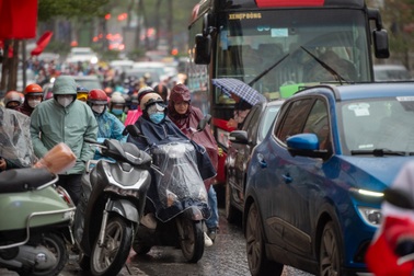 Người Hà Nội chật vật đi làm dưới trời mưa rét 12 độ C