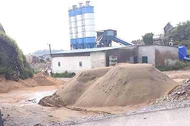 Trạm trộn bê tông không phép ngang nhiên hoạt động khiến người dân bức xúc!