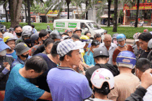 Quầy cua 45.000 đồng/con ở TPHCM: Khách xếp hàng 2 tiếng, tranh nhau mua