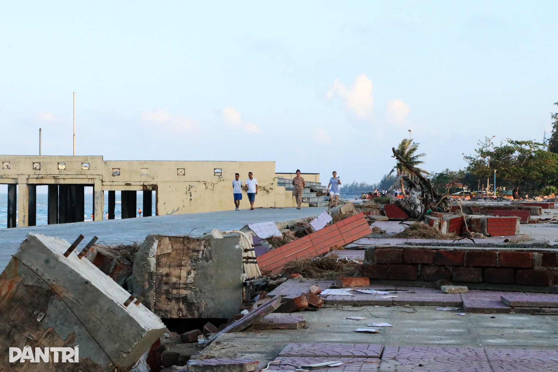Quảng trường biển tan tác sau bão Bualoi - 8 Quảng trường biển tan tác sau bão Bualoi - 8