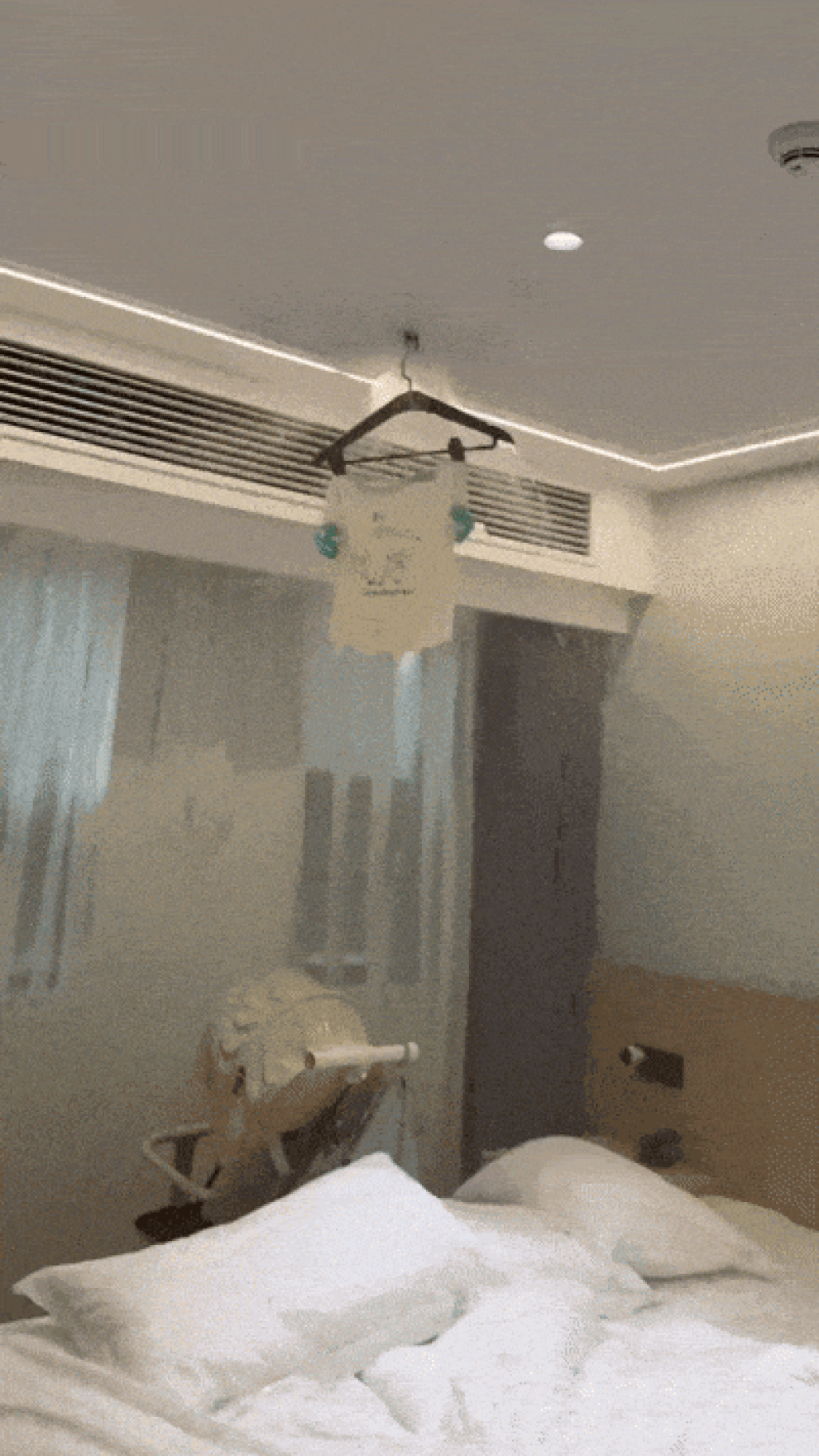 Hóspede pendura casaco em sprinkler de incêndio e 10 toneladas de água inundam hotel - 1 Khách treo áo lên đầu phun chữa cháy, 10 tấn nước tràn xuống ngập khách sạn - 1