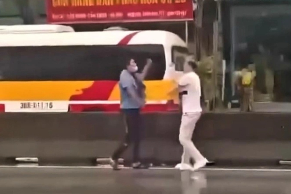 Tài xế cầm vật nhọn rượt đuổi hành khách trên quốc lộ - 1 Tài xế cầm vật nhọn rượt đuổi hành khách trên quốc lộ - 1
