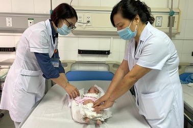 Tinh hoàn ẩn ở trẻ sơ sinh khi nào cần phẫu thuật?