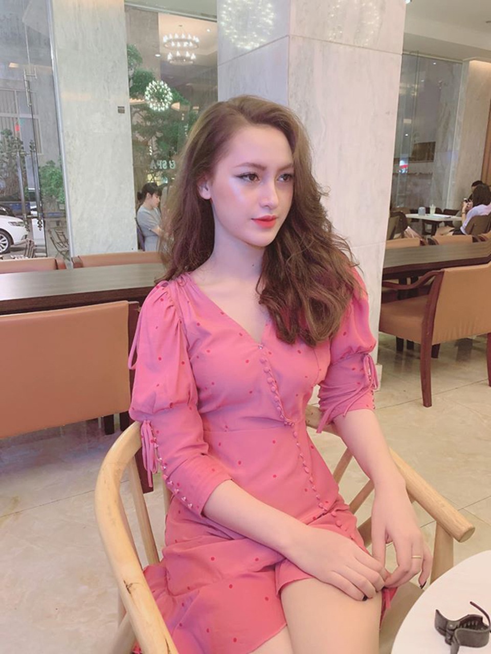 Cô gái dân tộc Ê đê xinh nức tiếng, thường bị nhầm là con lai Tây, mặc gì cũng đẹp - 6 Cô gái dân tộc Ê đê xinh nức tiếng, thường bị nhầm là con lai Tây, mặc gì cũng đẹp - 6
