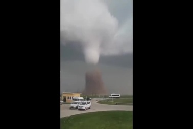 Video: Góc nhìn khác về cơn lốc xoáy 17 năm mới xuất hiện ở Romania