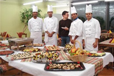 Học quản lý khách sạn tại Thụy Sỹ, làm việc tại Mỹ