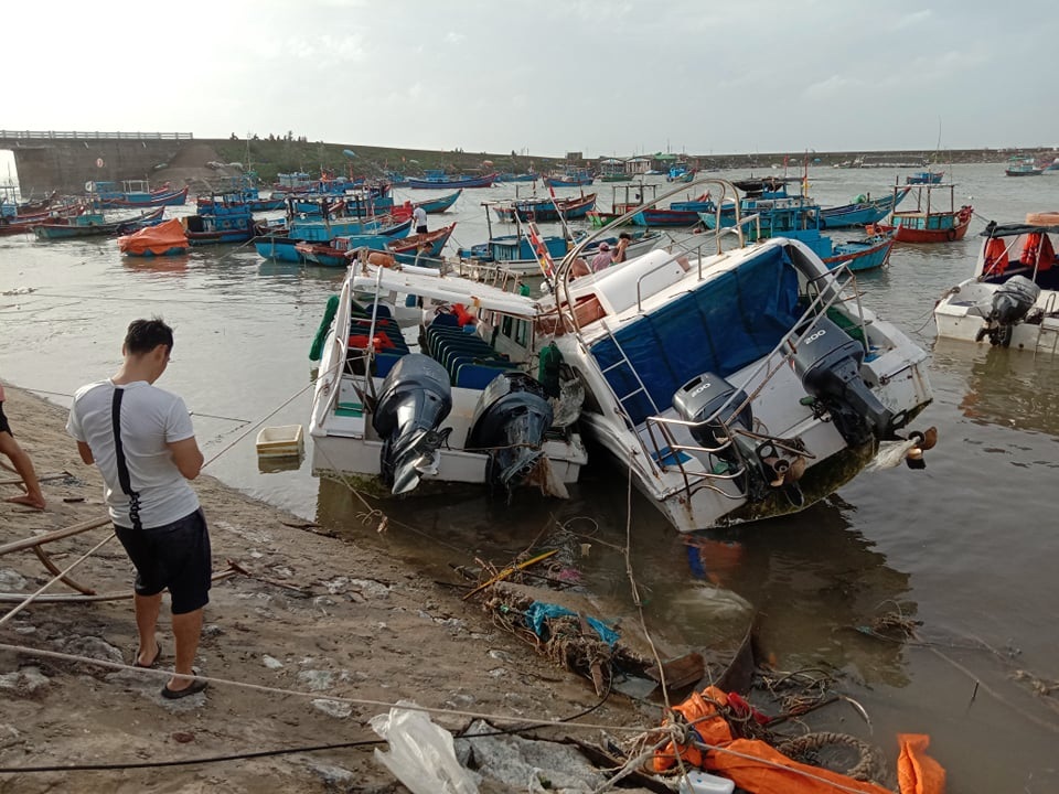 Quảng Ngãi ngổn ngang, chìm trong bóng tối sau bão số 9 - 4 Quảng Ngãi ngổn ngang, chìm trong bóng tối sau bão số 9 - 4