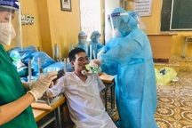 Bắc Ninh: Nhân viên y tế mệt lả, ngất xỉu ở tâm dịch