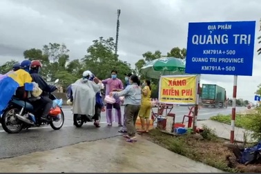Quảng Trị: Thanh niên làng Tân Phương Lang trắng đêm tiếp sức bà con về quê tránh dịch