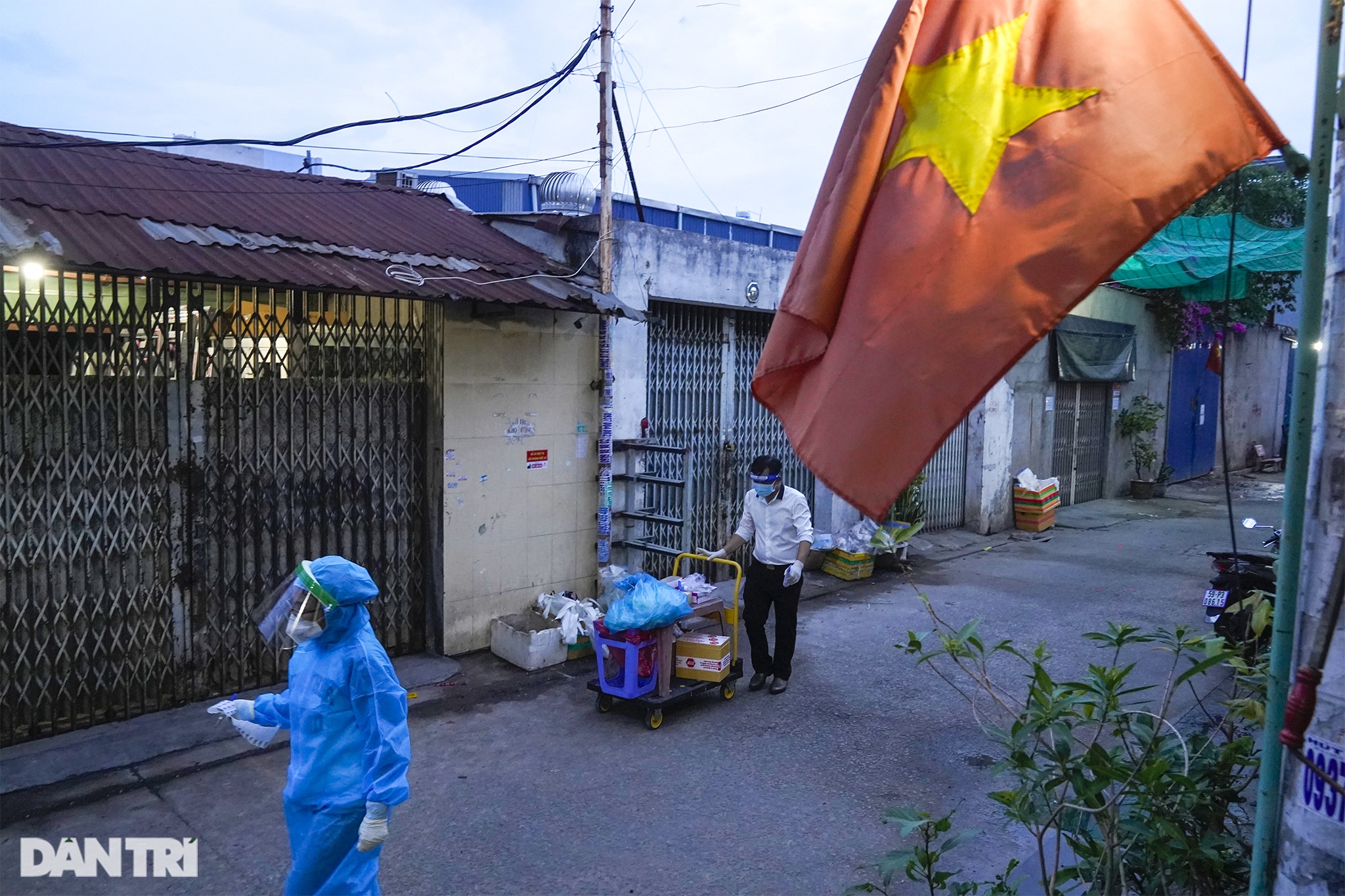 Đẩy xe kéo tới từng nhà, lấy mẫu xét nghiệm lưu động trên đường phố Sài Gòn - 15 Đẩy xe kéo tới từng nhà, lấy mẫu xét nghiệm lưu động trên đường phố Sài Gòn - 15