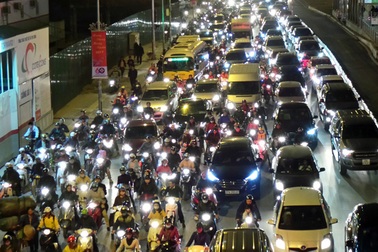 Hà Nội: “Ngộp thở” dọc đường buýt nhanh giờ tan tầm