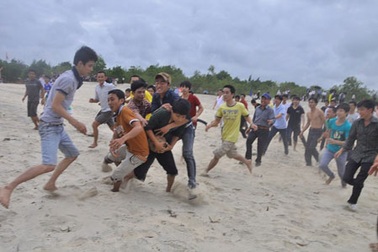 Hàng trăm thanh niên trai tráng cướp một quả cù