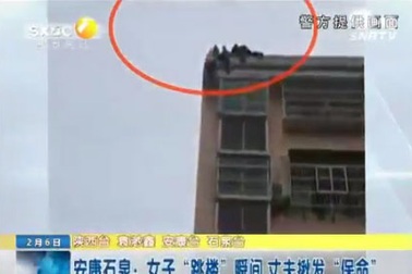 Người chồng túm tóc treo vợ lơ lửng khi đòi tự tử