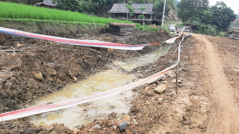 Vụ doanh nghiệp xây cầu bê tông trộn đất đá bẩn: Trảm chỉ huy công trường - 3 Vụ doanh nghiệp xây cầu bê tông trộn đất đá bẩn: Trảm chỉ huy công trường - 3