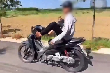 Thanh niên dùng 2 chân điều khiển xe máy rồi quay video đăng TikTok