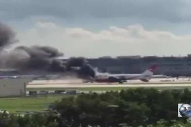 Máy bay chở 100 người bốc cháy trên đường băng, 15 người bị thương