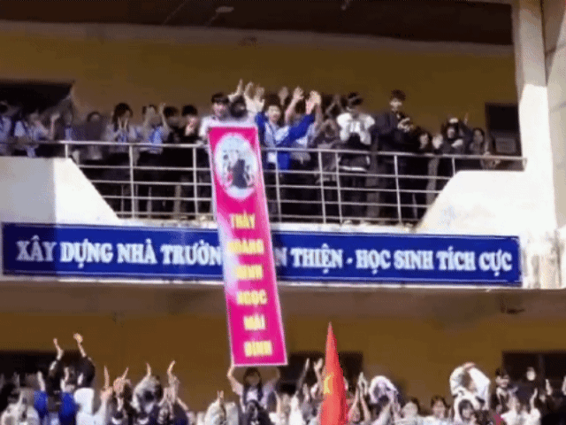 جب پرنسپل سکول کے صحن میں داخل ہوئے تو ہزاروں طلباء نے نام پکارے اور شکریہ کہا - 1 Cả ngàn học sinh gọi tên, nói lời cảm ơn khi hiệu trưởng vào sân trường - 1