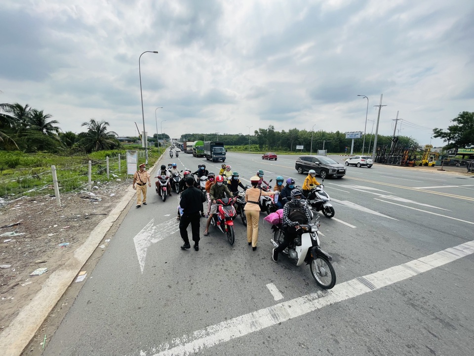 Giật mình vì CSGT đứng đầy đường, người dân bất ngờ khi được phát nước - 5 Giật mình vì CSGT đứng đầy đường, người dân bất ngờ khi được phát nước - 5