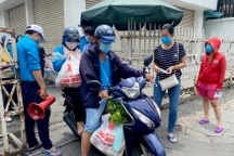 TPHCM: Cảnh xếp hàng dài ngoài siêu thị trong ngày có tin đồn thất thiệt