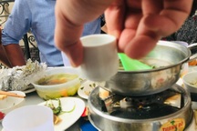 Đủ trò ép nhau nâng ly trên bàn nhậu