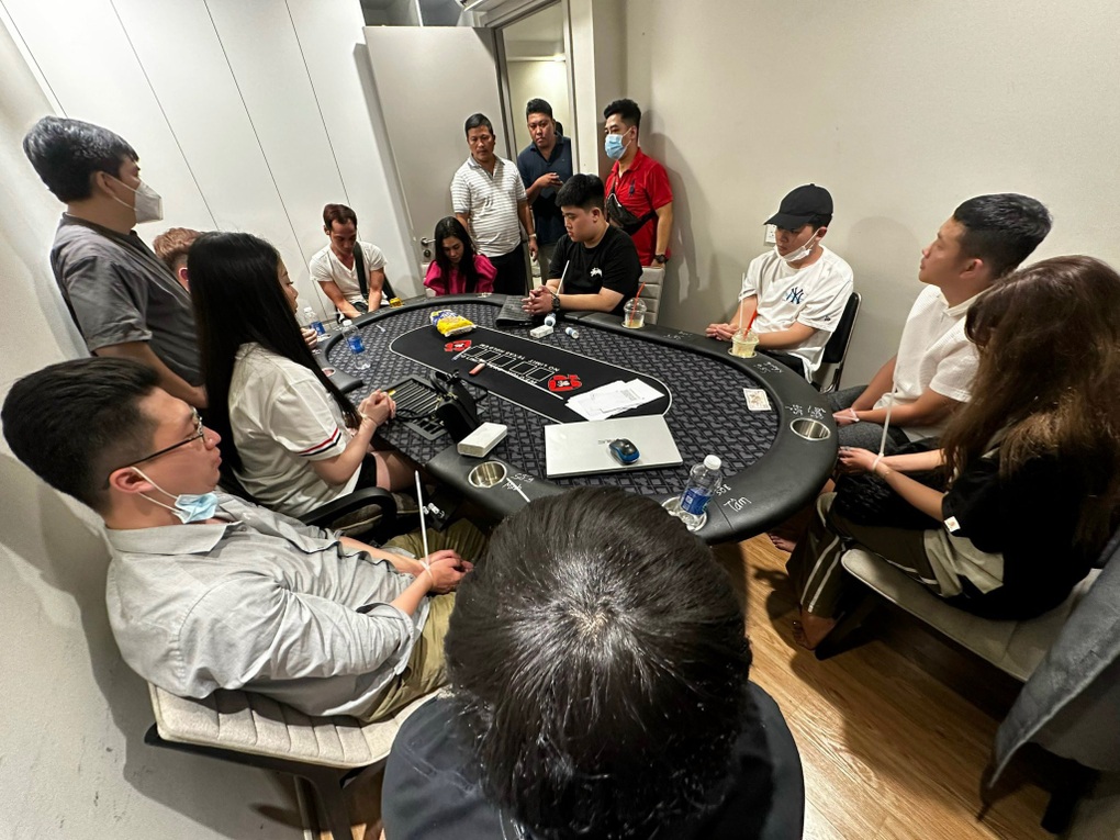 Triệt phá sòng Poker tại chung cư cao cấp ở TPHCM - 1 Triệt phá sòng Poker tại chung cư cao cấp ở TPHCM - 1