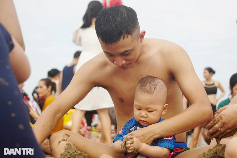 Biển người ken đặc ở Sầm Sơn trong ngày đầu nghỉ lễ 30/4 - 4 Biển người ken đặc ở Sầm Sơn trong ngày đầu nghỉ lễ 30/4 - 4