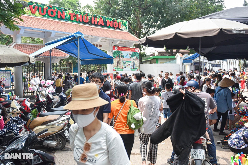 Choáng ngợp cảnh đông nghẹt thở trong công viên Thủ Lệ dịp nghỉ lễ - 1 Choáng ngợp cảnh đông nghẹt thở trong công viên Thủ Lệ dịp nghỉ lễ - 1