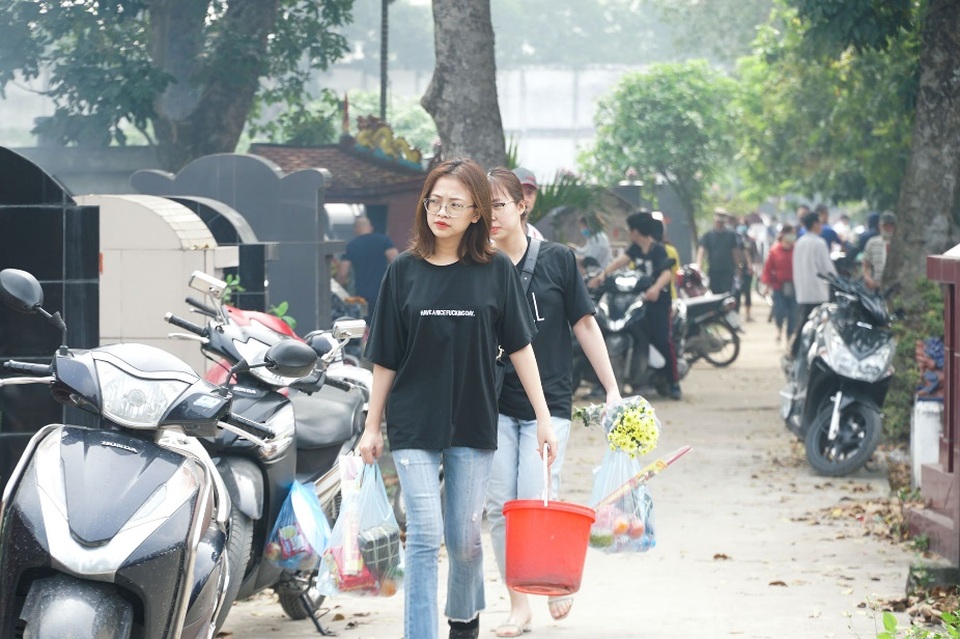 Nhiều người dân đi tảo mộ dịp Tết Thanh minh - 1 Nhiều người dân đi tảo mộ dịp Tết Thanh minh - 1