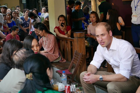 Hoàng tử Anh William uống cà phê, dạo phố cổ Hà Nội