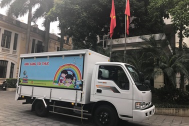 Bộ Văn hoá trao tặng ô tô thư viện lưu động đa phương tiện cho 8 tỉnh