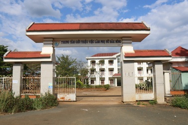 Không người học, trung tâm dạy nghề 25 tỷ đồng bỏ hoang, máy móc phủ bạt