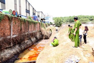 Bắt quả tang một công ty xả nước thải chưa qua xử lý ra môi trường