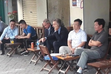 Tổng thống Argentina ngồi vỉa hè Hà Nội uống cà phê