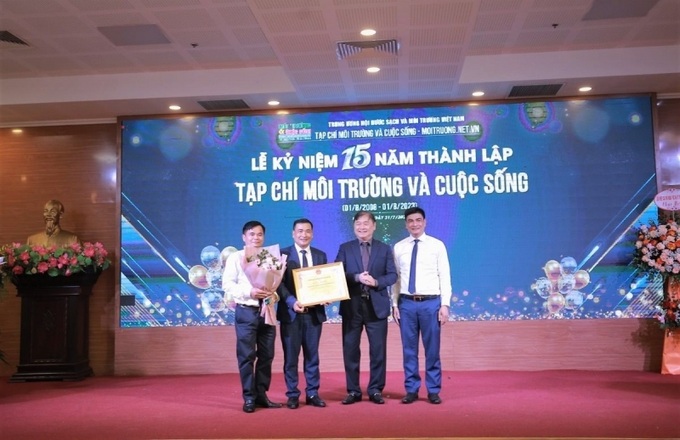 TSKH. Phan Xuân Dũng, Chủ tịch Liên hiệp các Hội Khoa học và Kỹ thuật Việt Nam trao tặng Bằng khen của Liên hiệp hội cho Tạp chí Môi trường và Cuộc sống.