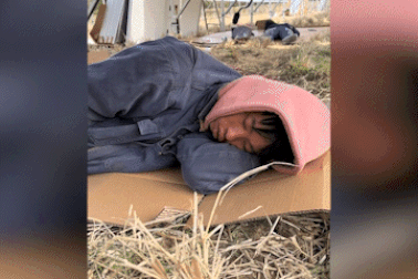 Xót xa cảnh lao động Việt "ngủ lang" trên tấm bìa cứng ở Nhật