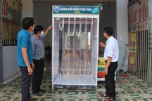 Thầy giáo trường huyện chế buồng khử khuẩn chờ học sinh trở lại trường