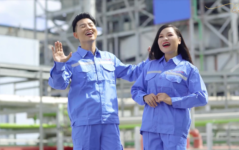 Ca sĩ Bùi Thúy giảm 8kg, kết đôi Việt Tú trong MV Về miền quê lúa - 2 Ca sĩ Bùi Thúy giảm 8kg, kết đôi Việt Tú trong MV Về miền quê lúa - 2