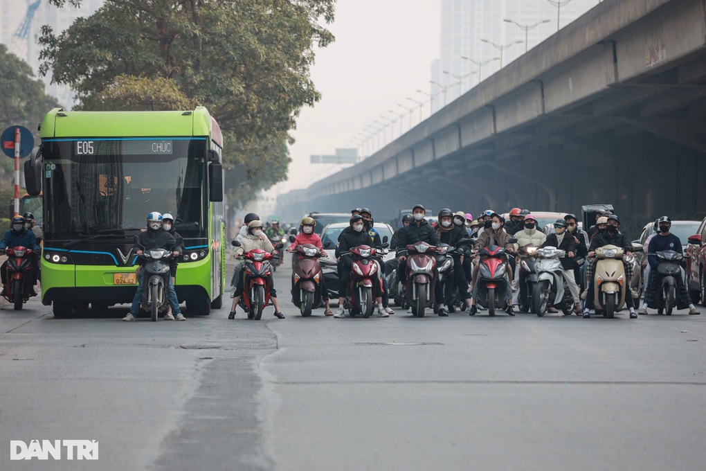 Đua nhau làm thợ săn tiền thưởng quay lỗi giao thông - 3