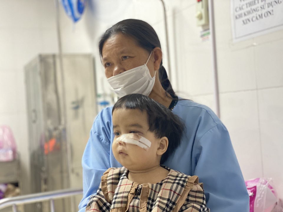 Nụ cười nhói lòng của bé gái mắc bệnh xương hóa đá hiếm gặp - 3 Nụ cười nhói lòng của bé gái mắc bệnh xương hóa đá hiếm gặp - 3