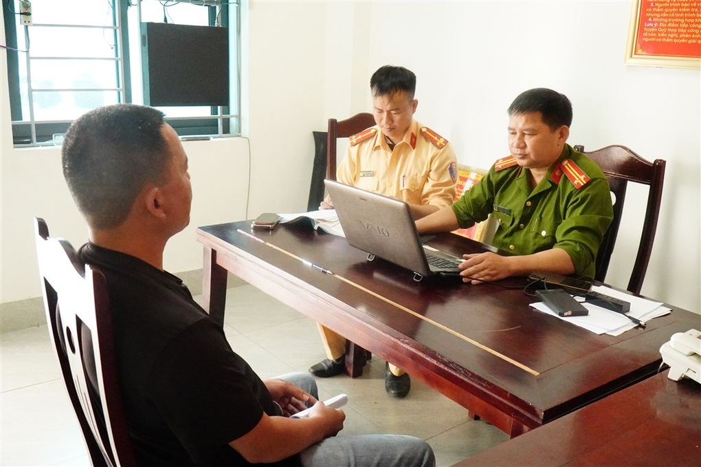 Vụ ô tô đỗ chắn đường: Không nghiêm trọng như phản ánh, đã xử phạt tài xế - 1