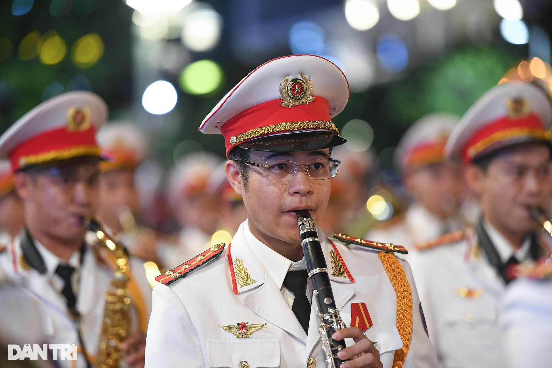 Khoảnh khắc ấn tượng trong đêm trình diễn nhạc kèn CAND trên phố Nguyễn Huệ - 4 Khoảnh khắc ấn tượng trong đêm trình diễn nhạc kèn CAND trên phố Nguyễn Huệ - 4