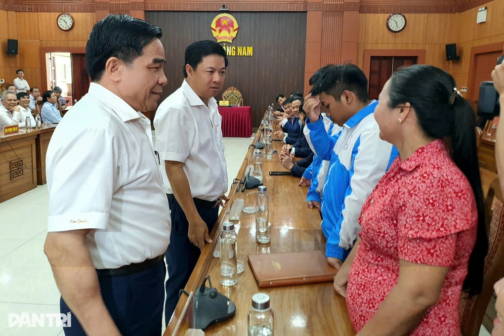 Khen thưởng anh em sinh đôi giành huy chương vàng toán quốc tế - 1 Khen thưởng anh em sinh đôi giành huy chương vàng toán quốc tế - 1